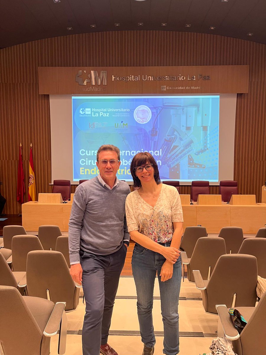 La cirugía robótica mejora la cirugía de la endometriosis en los casos más complejos. En <a href="/hospital_hvn/">HUVN</a> tenemos experiencia en esta cirugía, aunque seguimos formándonos. La Dra González Paredes y el Dr Fernández Parra en el Curso internacional de Cirugía Robótica en Endometriosis.