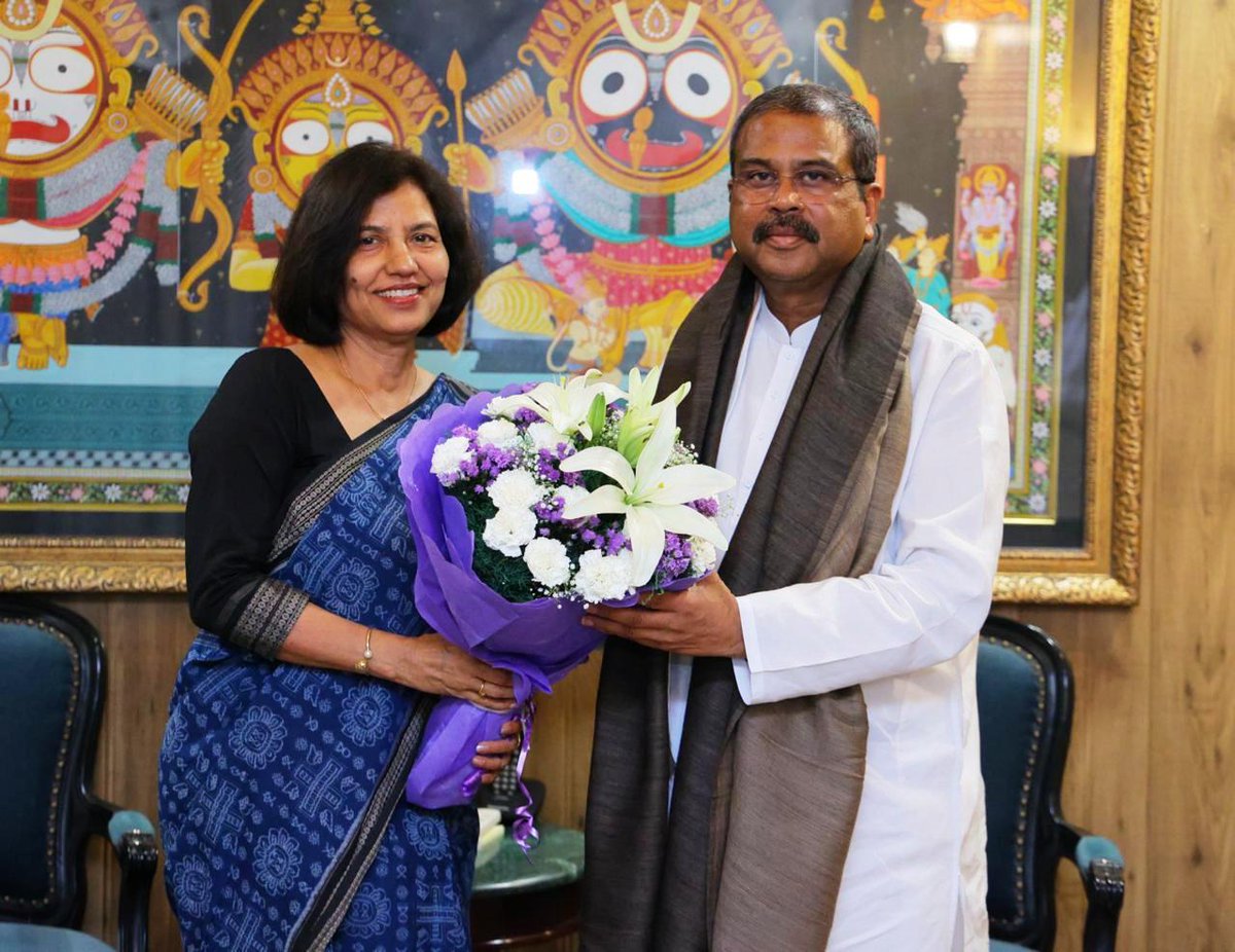 VCOMGAHV's tweet image. भारत सरकार के शिक्षा मंत्री माननीय श्री धर्मेंद्र प्रधान जी से महात्मा गांधी अंतरराष्ट्रीय हिंदी विश्वविद्यालय, वर्धा की कुलपति प्रो. कुमुद शर्मा ने 19 मई 2025 को शिष्टाचार भेंट की। शिष्टाचार भेंट के दौरान विश्वविद्यालय से संबंधित महत्वपूर्ण विषयों पर सार्थक चर्चा हुई।