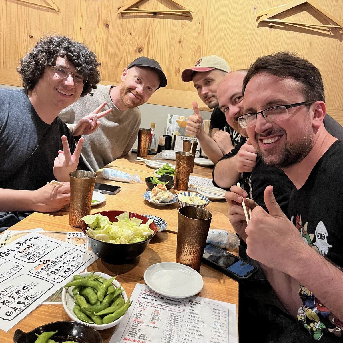 ⚡️ 3 DAYS TO GO ⚡️
【SUNGAZER】
⋱ 待望の初来日公演開催迫る ⋰
#SUNGAZER 日本到着🇯🇵
居酒屋を堪能した様子をお届け🍻

謎に包まれる彼らのインタビューは
公演前にチェックをお忘れなく！
rollingstonejapan.com/articles/detai…

チケットまだ間に合います！
多様な音楽を融合した異端バンドの