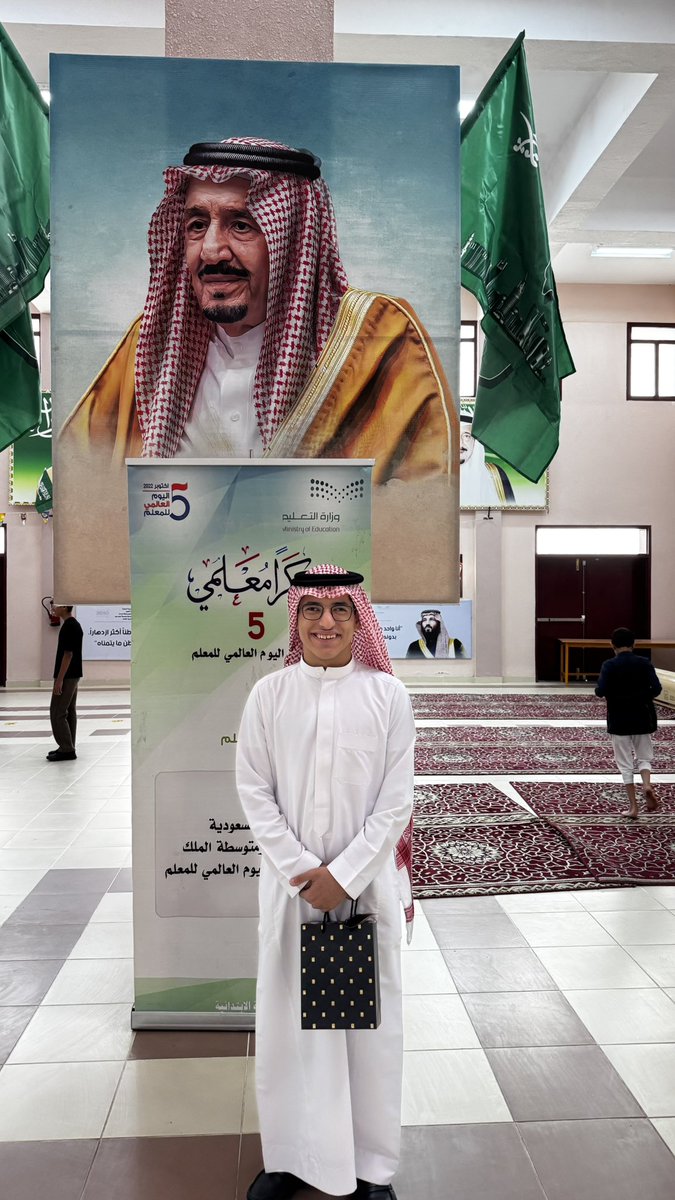 faig07's tweet image. الحمد لله الذي بنعمته تتم الصالحات، تم تخرج أخي عبد الله من المرحلة المتوسطة. 🎓🎓
اللهم كما أتممت عليه هذه المرحلة، أتمم عليه التوفيق في القادم، وافتح له أبواب الرزقِ والنجاح، ووفقه لما تحب وترضى، واجعل مستقبله مشرقًا بطاعتك ورضاك، واحفظه بحفظك يارب