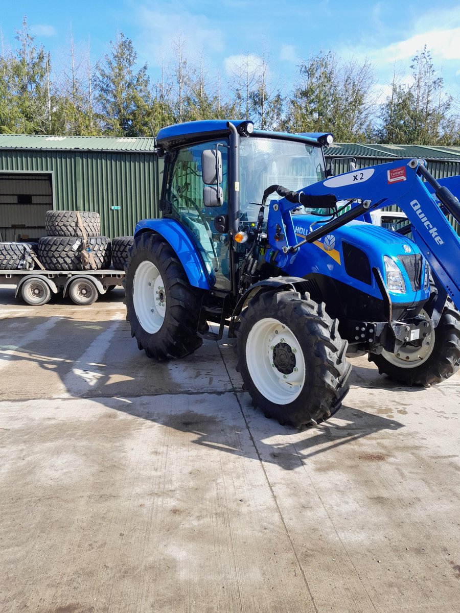 FarolLtd's tweet image. A full 'turf ready' wheel conversion on this New Holland T4.75S by tyre fitter Lewis Gale at our Shefford depot. Swapped from ag spec Michelins to BKT turf 650/55R26.5 rears &amp;amp; 500/45R22.5 fronts. Now off to Newbury Racecourse! 🐎 #Tyres #FarolSupplied #BKT #FarolTyres