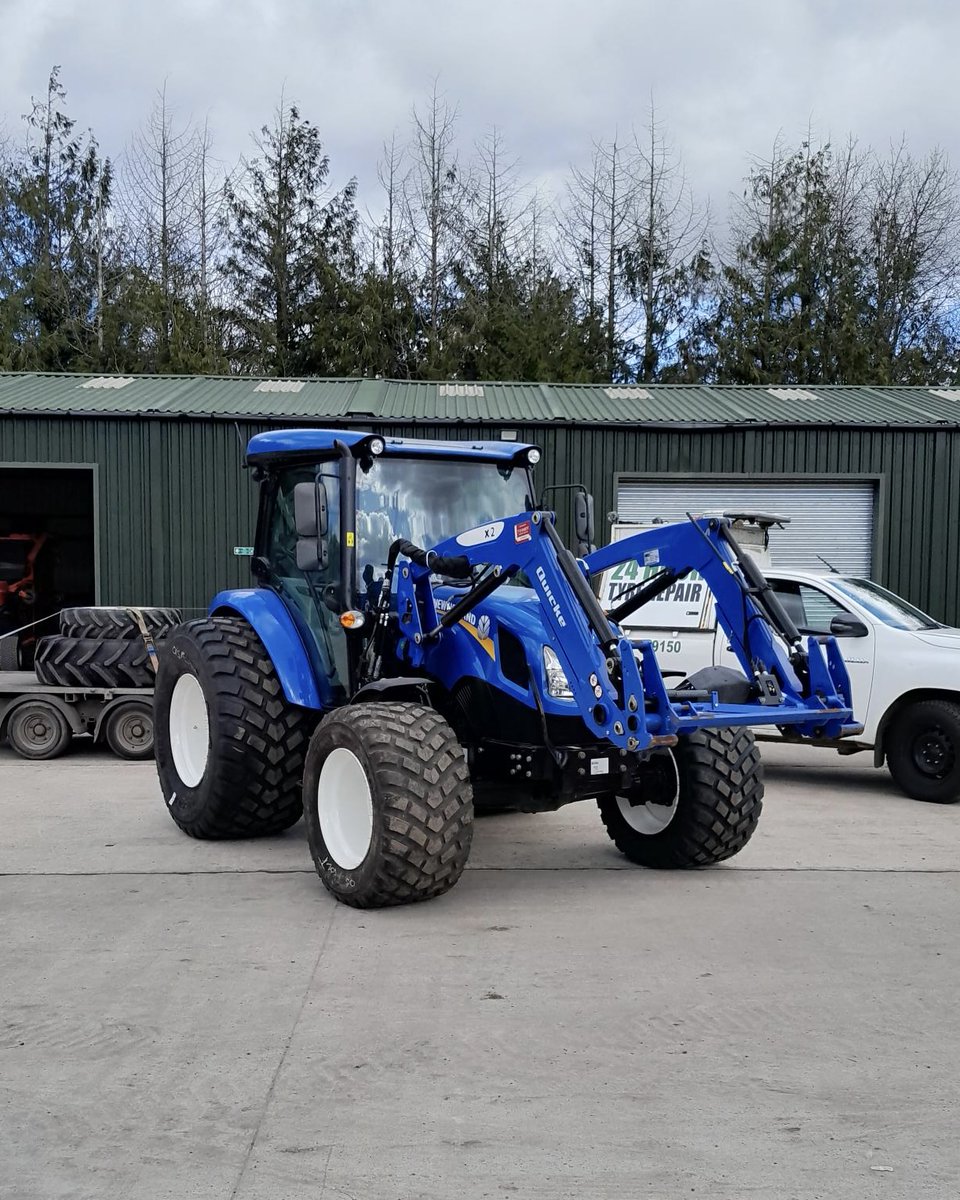 FarolLtd's tweet image. A full 'turf ready' wheel conversion on this New Holland T4.75S by tyre fitter Lewis Gale at our Shefford depot. Swapped from ag spec Michelins to BKT turf 650/55R26.5 rears &amp;amp; 500/45R22.5 fronts. Now off to Newbury Racecourse! 🐎 #Tyres #FarolSupplied #BKT #FarolTyres