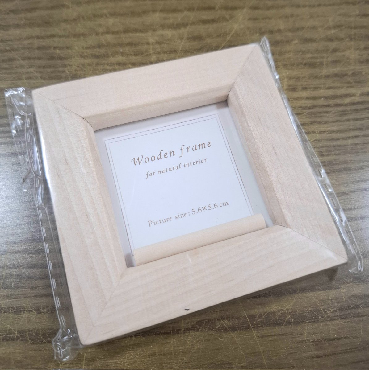 セリアのミニフレーム。
つくしチームArtrooming Market11で指定されているので、探していたんだけど…近所のセリア３箇所回って1つだけget(泣)
これはもぅ取り寄せをお願いして、在庫があれば１週間位で届くそう。
たまたま早めに行動して良かったって話😄