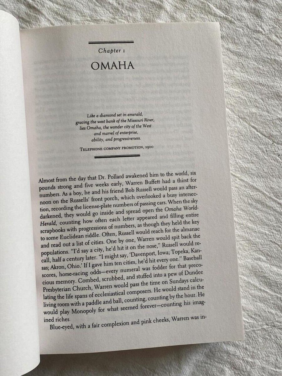 Chapter 1: Omaha
Like a diamond set in emerald…”
From this passage, you can already feel the unique temperament of Buffett.
Reading a book calmly is a way to communicate with giants.
#Buffett