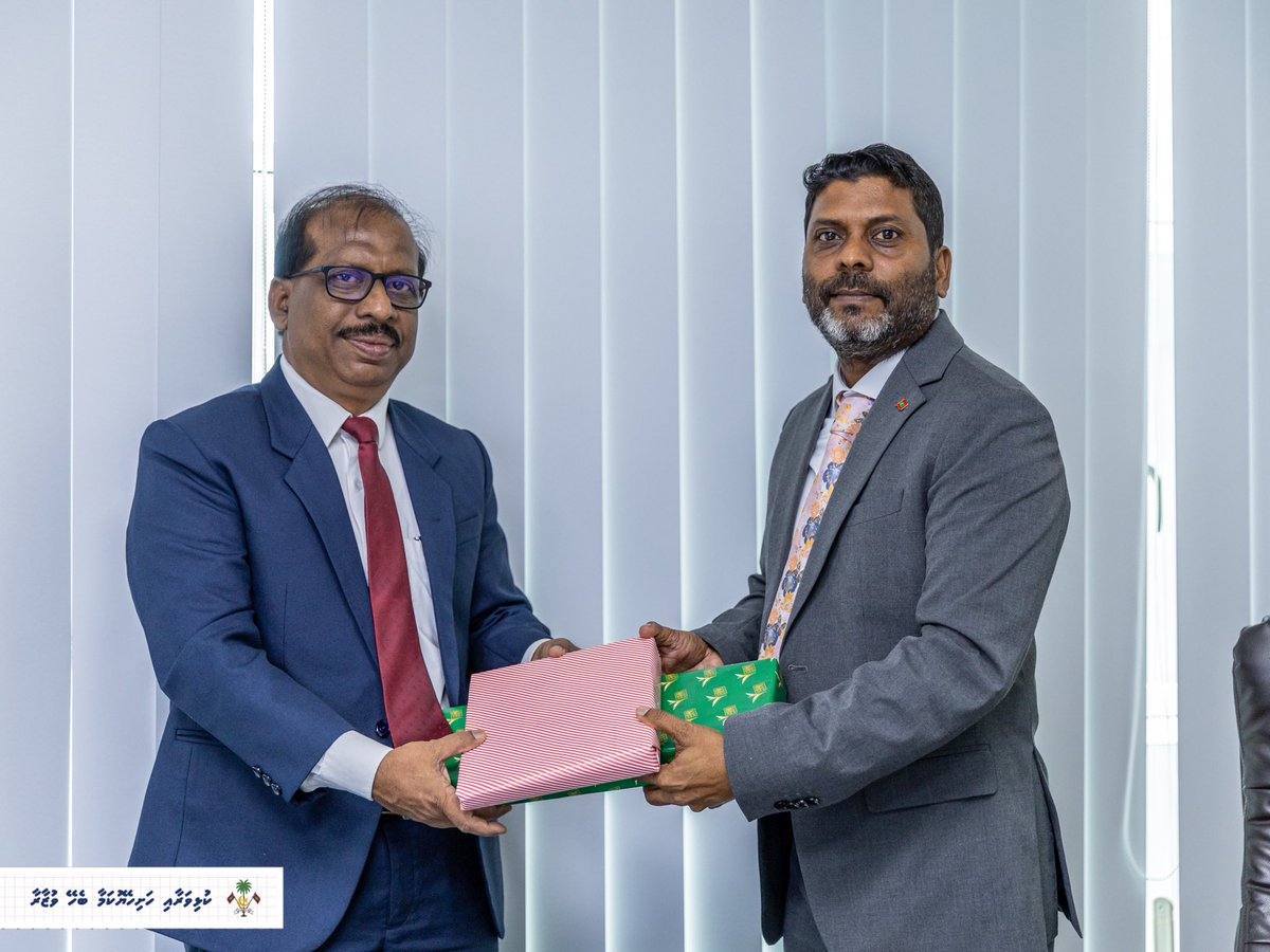 Hon Sunil Kumara Gamage, Minister of Youth Affairs &amp; Sports of Sri Lanka 🇱🇰met with Hon. Abdulla Rafiu Minister of Sports, Fitness, &amp; Recreation of Maldives 🇲🇻 on 17 May 2025 to discuss enhancing sports cooperation between the two countries

#DiplomacyLK #SportsDiplomacy