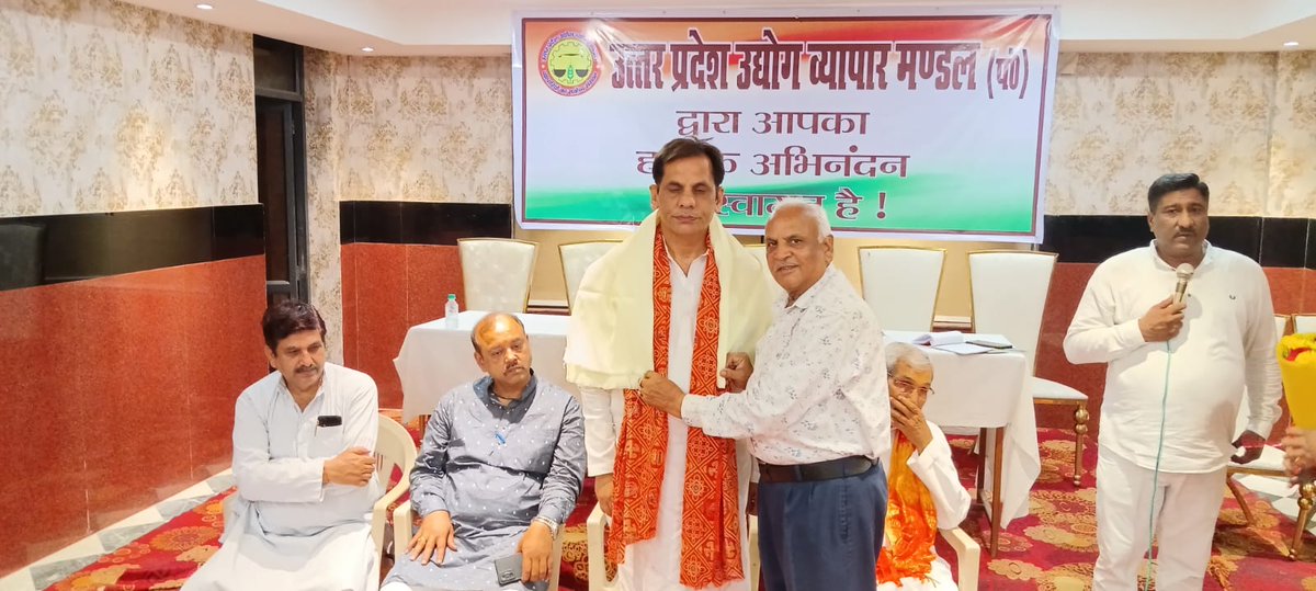 नोएडा में व्यापार मंडल पदाधिकारियों साथ प्रदेश अध्यक्ष मा० मुकुंद मिश्रा ने संगठनात्मक चर्चा की।
साथ में उपस्थित श्री महेंद्र जैन जी(प्रदेश चेयरमैन),श्री सुनील पाण्डेय जी(कार्यालय प्रभारी),श्री जीतू सोनी जी(युवा इकाई अध्यक्ष)