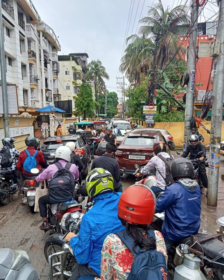 guwahatiplus's tweet photo. #Udpate | Massive traffic jams were reported across parts of #Guwahati on May 20, with areas like Rukminigaon, Hengrabari, Beltola, VIP Road, and Kahilipara witnessing very slow-moving traffic from around 10 AM onwards. 

@GhtyTrafficPol #Assam https://t.co/BDZlOHMNGe