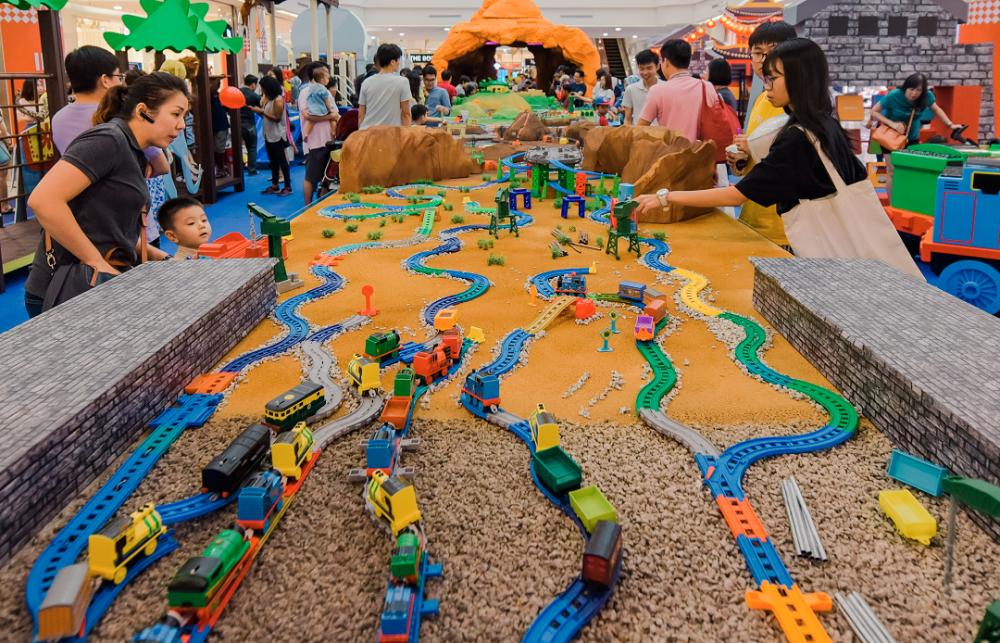 kitoile's tweet image. malaysia has been getting that thomas the train cookie since 2015 😹😹😹