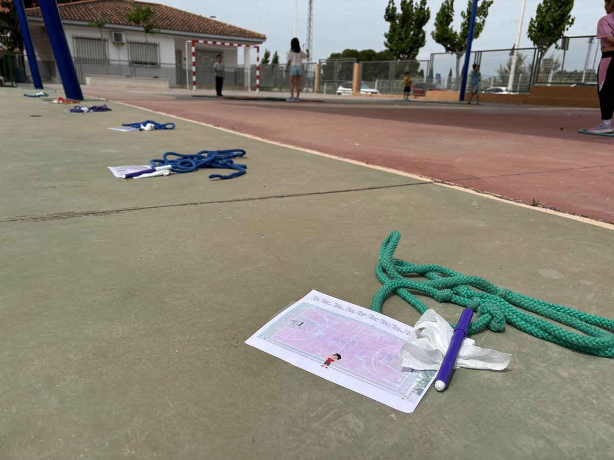 Juanjo Pérez Soto (@_profejuanjo) on Twitter photo Te ha tocado impartir EF en 1er Ciclo de Primaria y no sabes cómo introducir el contenido de orientación. Así estaba yo hasta que hablé con <a href="/Jorgutushd/">Jorge Higuera Díez 🍏</a> y vi su fantástica progresión. Orientar material en pista polideportiva es definitivamente una actividad que pueden realizar 🧵 Te ha tocado impartir EF en 1er Ciclo de Primaria y no sabes cómo introducir el contenido de orientación. Así estaba yo hasta que hablé con <a href="/Jorgutushd/">Jorge Higuera Díez 🍏</a> y vi su fantástica progresión. Orientar material en pista polideportiva es definitivamente una actividad que pueden realizar 🧵