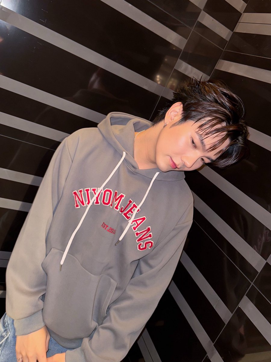 สังคมหล่อเหลามาก 😳😳

#BuildJakapan
#Beyourluve 
<a href="/JakeB4rever/">BIU.</a>