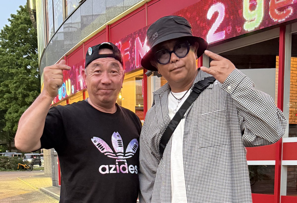 今日も楽しい1日でした✨✨✨
めっちゃ暑かったけど…
大前さんのシュッとした喉仏も見れたし、前田耕陽さんにも会えた✨✨✨
Jさんに風船貰ってご機嫌さんのリコちゃんニコニコでした♬♬♬