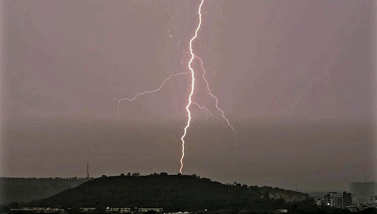 20 May,5pm, A young wx enthu with his mob camera on the balcony.
#Pune nonstop thunderstorms &amp; lightning in many pockets since afternoon.A timely click of lightning strike from clouds to ground by #Dr_Kelkar_Sir,Ex DG IMD,now in Pune.He is just 84 yrs young,Wx passionate
<a href="/moesgoi/">MoES GoI</a>