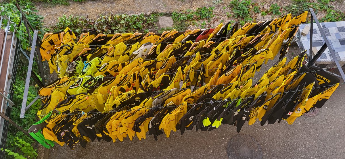 67_franck's tweet image. Hallo lieber BVB 
Ich bin aus Franckreich 
Leider aus die Photo nur 120 Trikots 
Aber ich habe ingensamt 165 Trikots
Nur der BVB