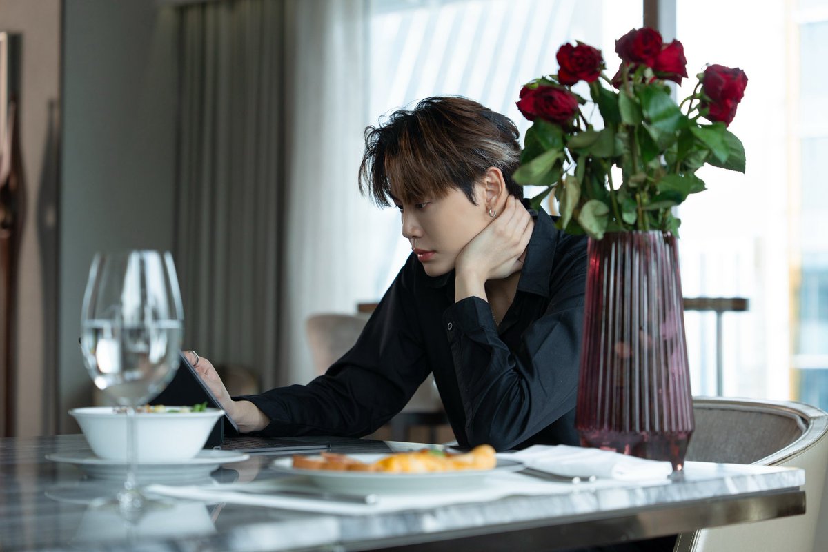 RevampSeriesTH's tweet photo. Q5 วันนี้ดอกกุหลาบในห้องท่านรามิลดูคุ้นๆ นะ มีเด็กคนโปรดทำให้รึป่าวน้า 🥀 

#RevampSeries 
#GMMTV 
@bb0un @Prem_space https://t.co/S7b1700sel