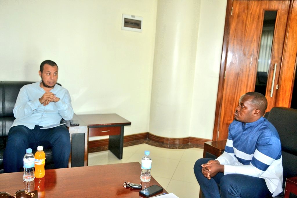 Nyarugenge's tweet photo. Umuyobozi Nshingwabikorwa w'Akarere yakiriye Umuyobozi  wa Direct Aid ibiganiro bagiranye byagarutse ku kureba uko ibikorwa bakora bijyanye no guteza imbere Ubuzima n'imibereho myiza y'abaturage b'Akarere byanozwa no kureba ibindi bikorwa byakongerwa muri ubu bufatanye https://t.co/g8nNyAtYgr