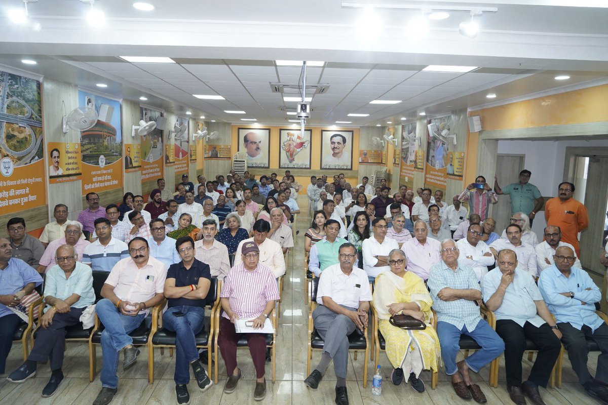Virend_Sachdeva's tweet photo. दिल्लीवालों की सुख, सुविधा और संपन्नता ही भाजपा का प्रथम संकल्प!

आज RWA की बैठक को दिल्ली के महापौर सरदार श्री @RajaiqbalSingh3 जी एवं उप महापौर श्री जय भगवान जी के साथ संबोधित किया।

भाजपा दिल्ली के हर नागरिक को फर्जी हाउस टैक्स और यूज़र्स चार्ज जैसे ज़बरदस्ती थोपे गए आर्थिक बोझ से मुक्त करने के लिए संकल्पबद्ध है।

यूज़र्स चार्ज, जिसे AAPदा सरकार ने जनमानस पर थोपा था; अब भाजपा शासित निगम ने इसे समाप्त करने का निर्णय लिया है।

दिल्ली को राहत देने का संकल्प अब धरातल पर है।