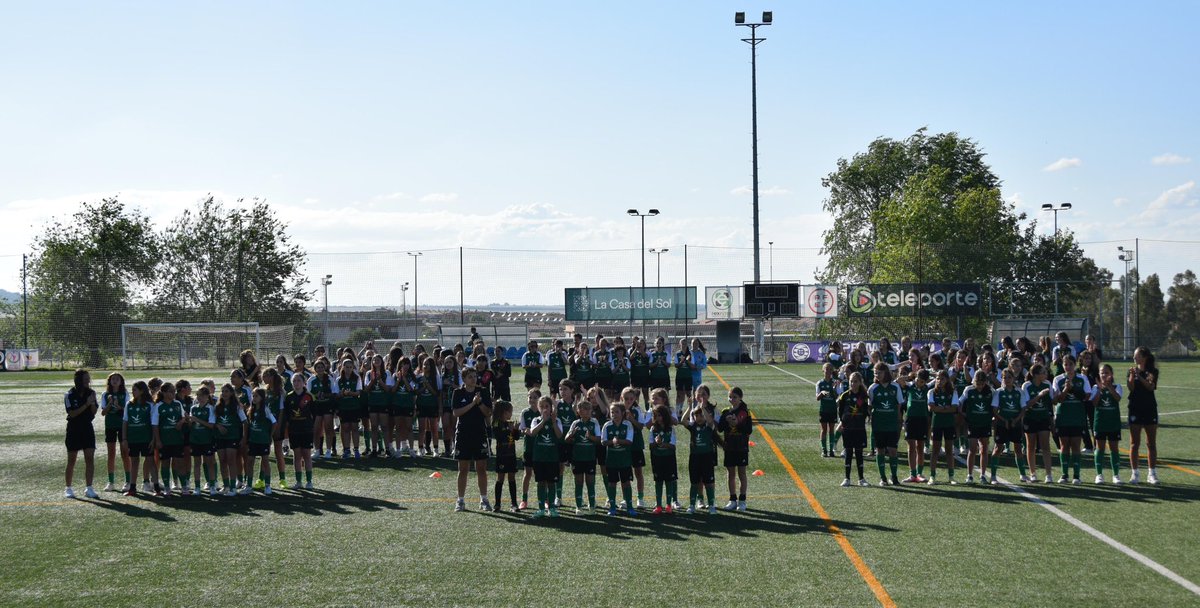 💚“𝐓𝐫𝐚𝐛𝐚𝐣𝐚𝐦𝐨𝐬 𝐝𝐞𝐬𝐝𝐞 𝐥𝐚 𝐛𝐚𝐬𝐞”

🔙En el descanso del #CacereñoFemDuxLogroño se presentó a nuestra cantera.

👏Más de 1️⃣5️⃣0️⃣ niñas forman parte de esta gran familia.

🙏Gracias a padres y entrenadores/as  por depositar su confianza en el club.

📸 <a href="/nataliagc106/">Natalia</a>