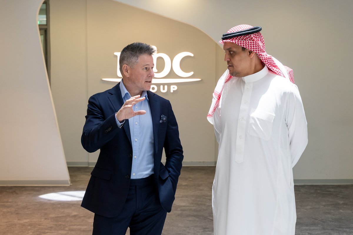 سعدنا باستقبال سعادة د. عبداللطيف العبداللطيف ووفد #الهيئة_العامة_لتنظيم_الإعلام في مجموعة ام بي سي.

تأتي هذه الزيارة تأكيدًا على الشراكة المستمرة بيننا، وسعي الجانبين لتطوير القطاع الإعلامي في المملكة من خلال أهداف مشتركة، ورؤى متكاملة، والتزام متبادل بالابتكار والجودة.

حيث
