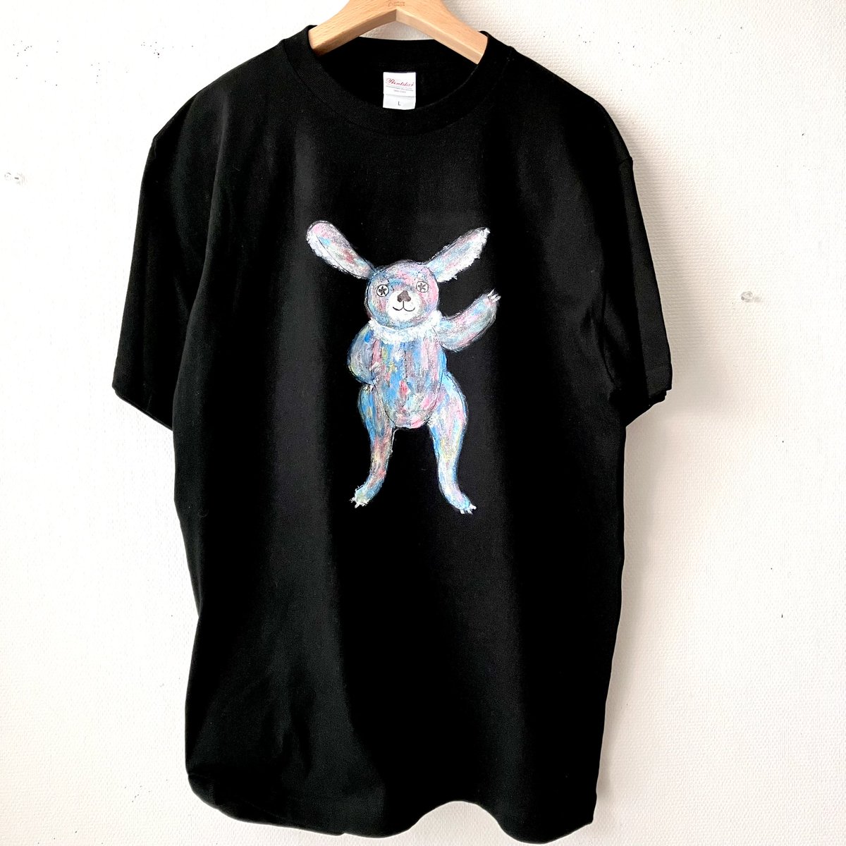kinomukuya's tweet photo. 今年のTシャツ、モデルにしたのはmyぬいぐるみのウサギ🐇

#ニヒル牛Tシャツ展
#ニヒル牛 https://t.co/wJyyfHm0Tw