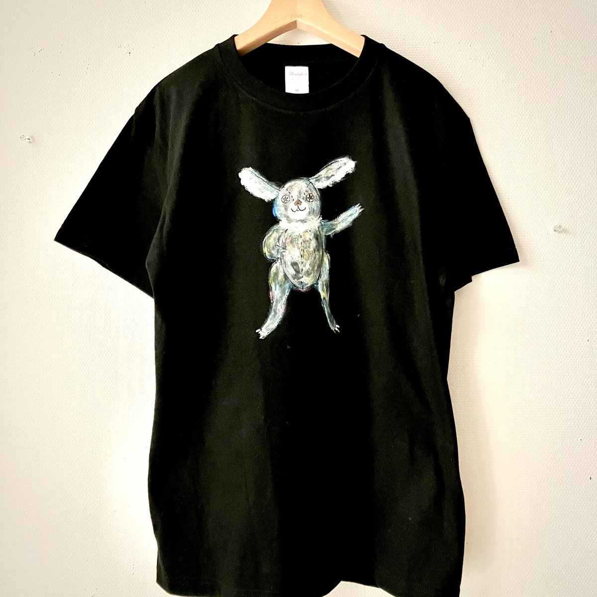 kinomukuya's tweet photo. 今年のTシャツ、モデルにしたのはmyぬいぐるみのウサギ🐇

#ニヒル牛Tシャツ展
#ニヒル牛 https://t.co/wJyyfHm0Tw