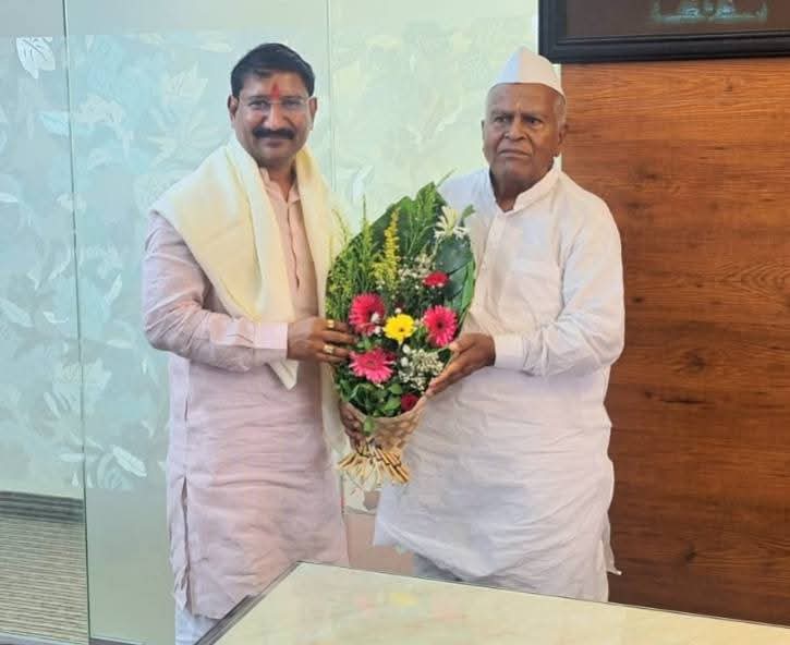 YashwantBank's tweet photo. उस्मानाबाद जनता सहकारी बँक धाराशिव येथे यशवंत नागरी सहकारी बँकेचे चेअरमन मा. श्री. सुहास बा. पाचपुते यांचा सत्कार उस्मानाबाद जनता सहकारी बँकेचे चेअरमन मा. वसंतराव संभाजीराव नागदे साहेब यांच्या हस्ते करण्यात आले.  याप्रसंगी बँकेच्या प्रगती विषयी सखोल चर्चा करण्यात आली. https://t.co/Z5J6H0oNMV