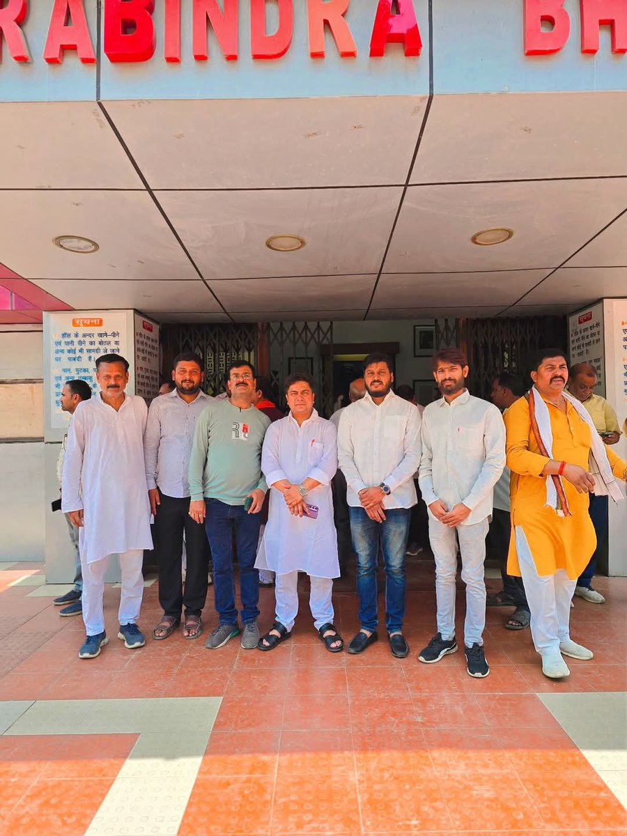 VineetNarayanS1's tweet photo. बिहार पुननिर्माण के नायक को नमन 🙏

आज पटना के रविन्द्र भवन में बिहार के पुनर्निर्माण के नायक, पद्म भूषण श्रद्धेय सुशील कुमार मोदी जी की प्रथम पुण्यतिथि पर भाजपा द्वारा आयोजित स्मरणांजलि सभा में उपास्थित हुआ एवं तैलचित्र पर पुष्पांजलि अर्पित कर उन्हें नमन किया। 

#SushilModi https://t.co/eaMm2gEYGd