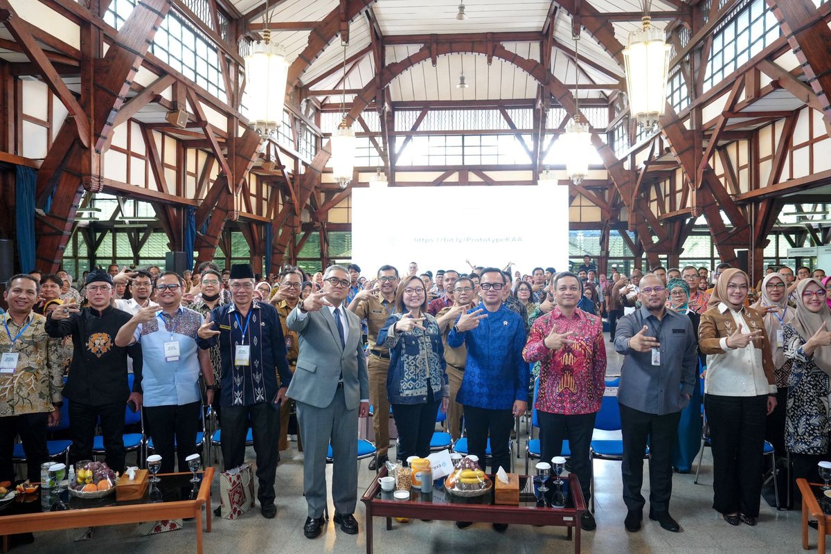 City Branding Jadi Jurus Baru Ekonomi Kreatif, Wamenparekraf Irene Hadiri Simposium AACN di Bandung via <a href="/journeyofid/">journeyofindonesia</a> journeyofindonesia.com/news/city-bran… <a href="/ekraf_ri/">Kementerian Ekonomi Kreatif RI</a> #citybranding <a href="/BandungInfo3/">BandungInfo</a> #ekraf #ireneumar