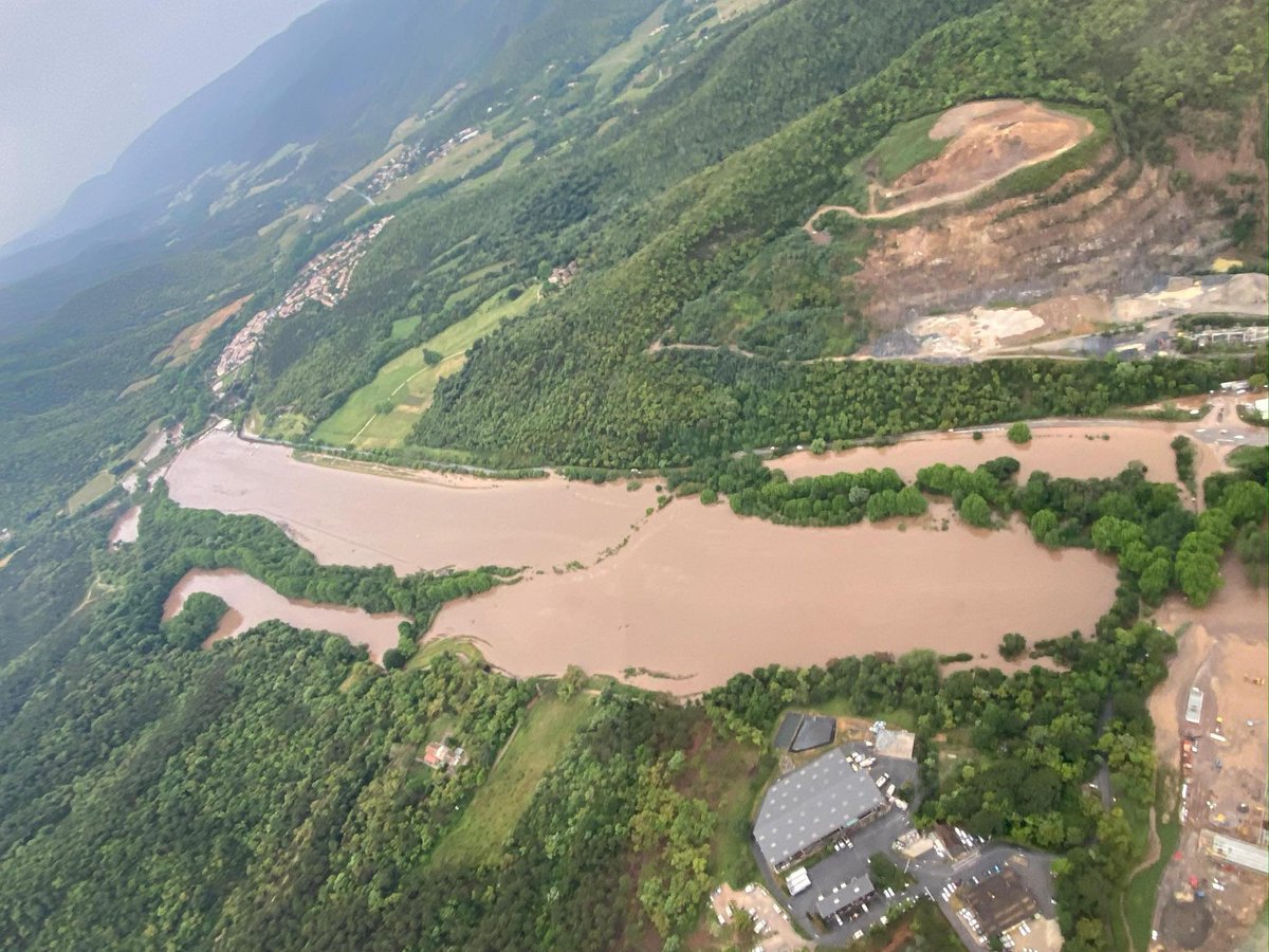 🌊 Vue aérienne montrant l'ampleur impressionnante de la #crue de la #Môle dans le #Var ce mardi 20 mai 2025. Au moins 1 victime à déplorer au Lavandou. (photo Dimitri Masson)
