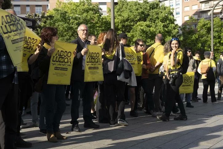 [JUICIO AROZTEGIA] Un agente de la Guardia Civil confirma que las identificaciones se realizaron con vídeos y que pidió ayuda a vecinos de su «confianza» porque «no conocía a los más jóvenes». 

naiz.eus/eu/info/notici…