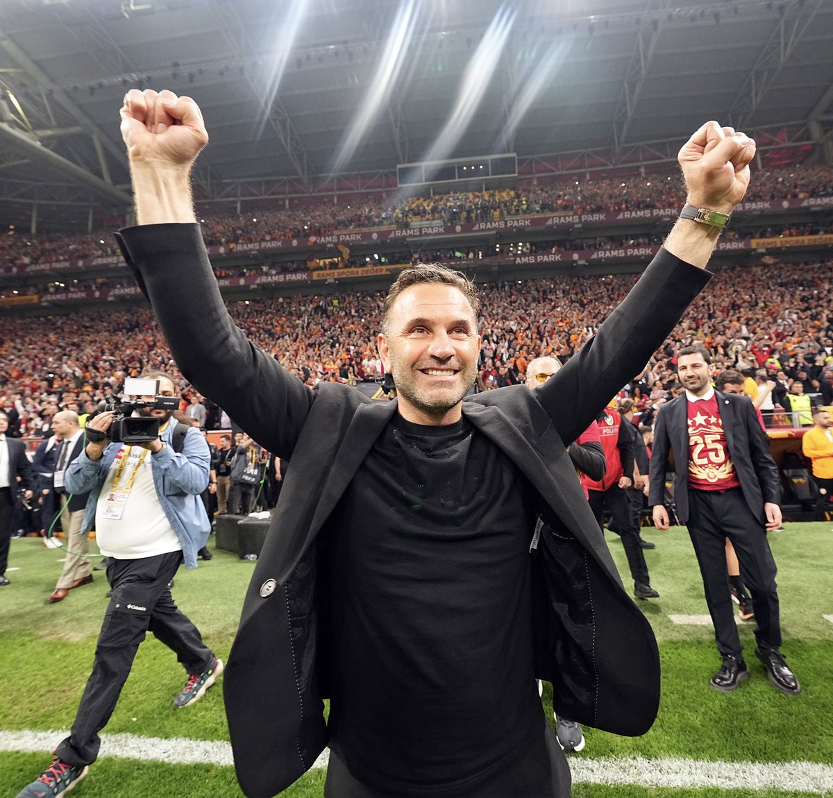 GalatasaraySK's tweet photo. Şampiyon Hoca! 💪 https://t.co/MMatQZzmVK