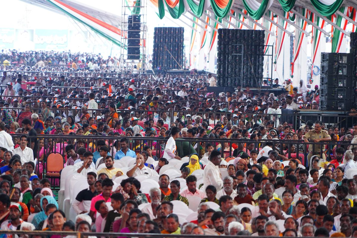 ಇಂದು ವಿಜಯನಗರ ಜಿಲ್ಲೆಯ ಹೊಸಪೇಟೆಯಲ್ಲಿ ಆಯೋಜಿಸಿದ್ದ ಪ್ರಗತಿಯತ್ತ ಕರ್ನಾಟಕ-ಸಮರ್ಪಣೆ ಸಂಕಲ್ಪ ಸಮಾವೇಶದಲ್ಲಿ ಎಐಸಿಸಿ ಅಧ್ಯಕ್ಷರಾದ ಶ್ರೀ <a href="/kharge/">Mallikarjun Kharge</a> ಅವರು, ಲೋಕಸಭೆಯ ವಿರೋಧ ಪಕ್ಷದ ನಾಯಕರಾದ ಶ್ರೀ <a href="/RahulGandhi/">Rahul Gandhi</a> ಅವರು, ಸಿಎಂ ಶ್ರೀ <a href="/siddaramaiah/">Siddaramaiah</a> ಅವರು &amp; ಡಿಸಿಎಂ ಶ್ರೀ <a href="/DKShivakumar/">DK Shivakumar</a> Shivakumar ಅವರು ಹಾಗು ಪಕ್ಷದ ಮುಖಂಡರ ಜೊತೆ