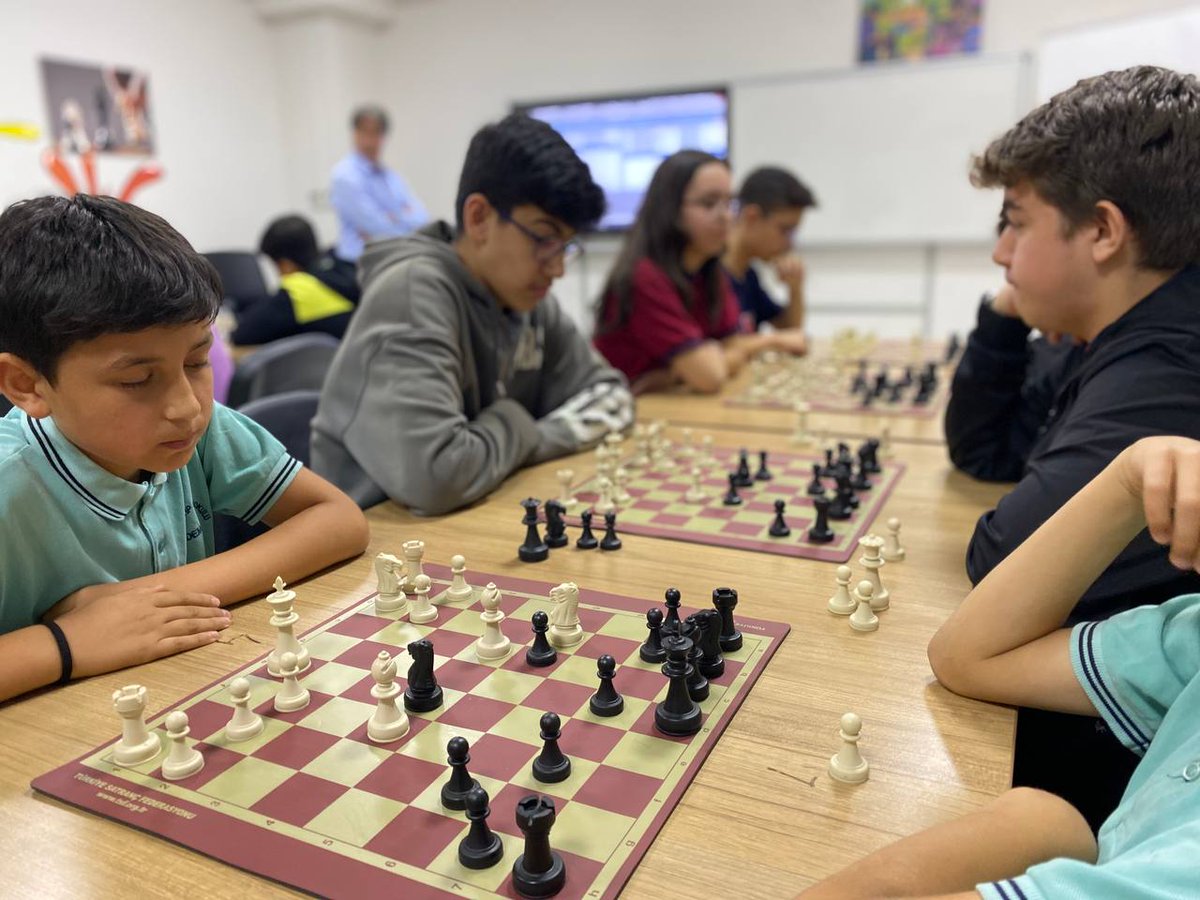 gsb_demircigm's tweet photo. ♟️ Gençlik Haftası coşkusuyla ilkokul ve ortaokul öğrencilerine yönelik satranç turnuvamızı tamamladık! 🎉
Zekâ dolu hamleler, keyifli anlar yaşandı! 👏🧠

@OA_BAK @gencliksporbak https://t.co/uEgNtBqulJ