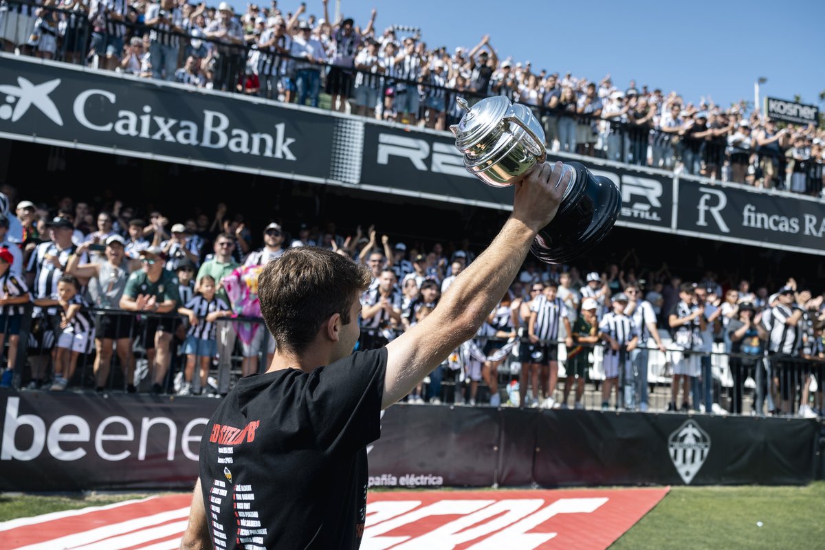 CDCS_Academy's tweet photo. 📸 GALERÍA  de la vuelta de honor del Castellón 'B' en el #SkyFiCastalia🏟️

📎 https://t.co/JOOazu7IaT

#PPO👂 https://t.co/dGoC0jBg78