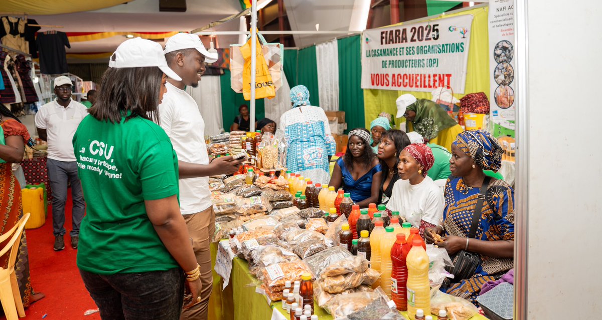 La Cellule de communication a organisé ce Lundi 19 mai, la "journée CSU" dans le cadre de la FIARA.

Journée au cours de laquelle, les agents ont sillonné les stands pour discuter avec les exposants et les visiteurs parmi lesquels des bénéficiaires du programme de CSU.