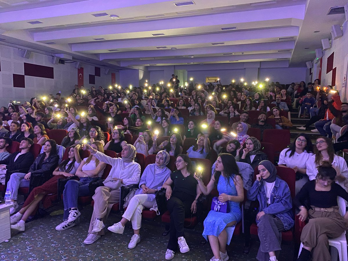 gsb_demircigm's tweet photo. “Mikrofon bizde, sahne bizim! 🎤✨ 80’ler 90’lar karaoke gecesinde gençlerle nostaljiye doyduk! 💃🕺 Şarkılar söylendi, danslar yapıldı, kahkahalar havada uçuştu! Bu geceye bir alkış daha! 👏🎉” https://t.co/1vGZDc5Xy6