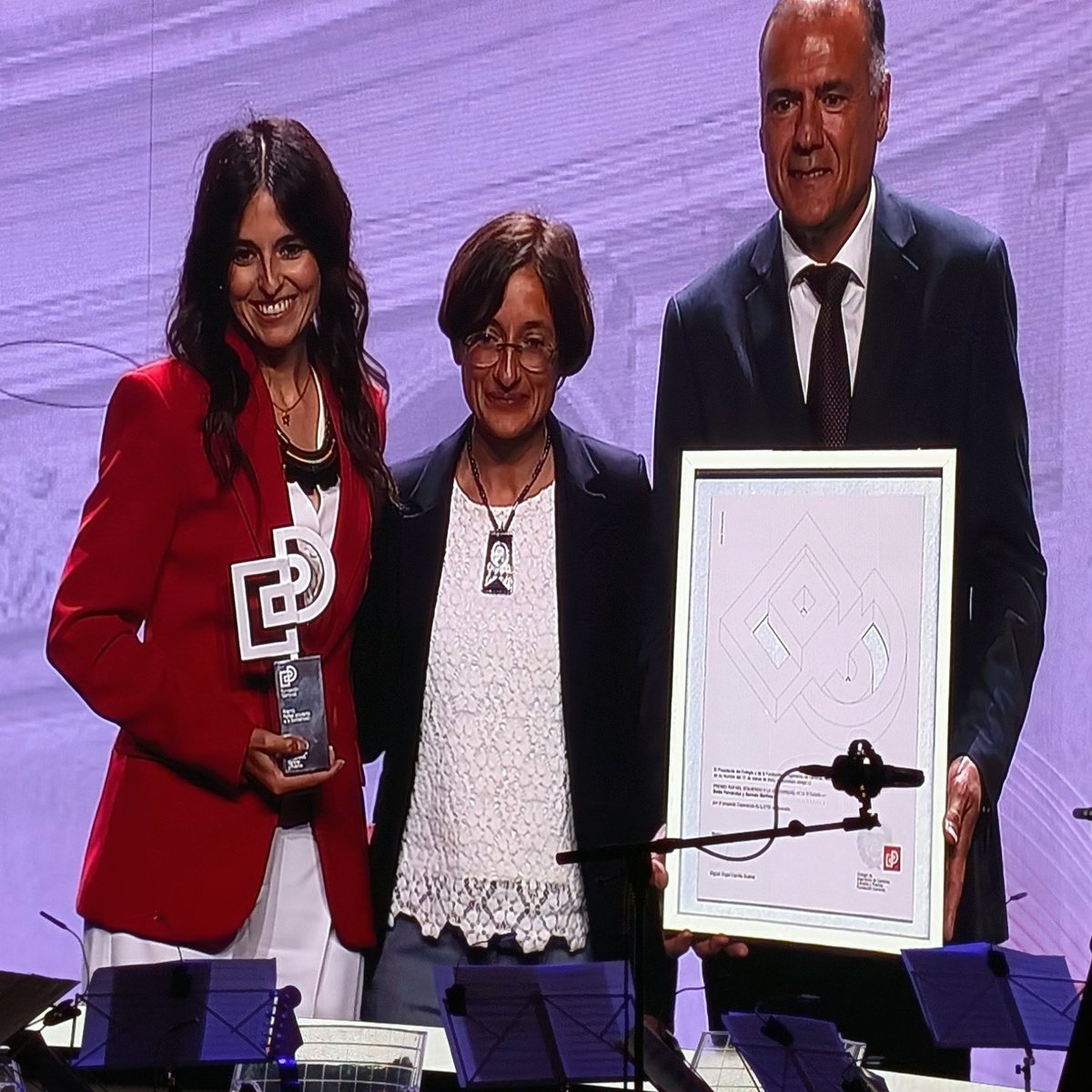 Hemos diseñado en Cruz más Cruz los nuevos Premios Fundación Caminos que se entregaron en el Teatro Real hace unos días.