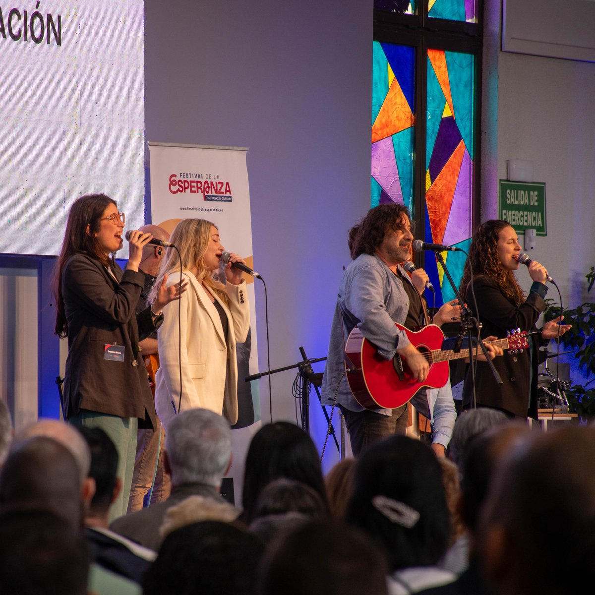 soyicono's tweet photo. El sábado pasado, nuestro equipo de alabanza tuvo el honor de servir en el evento inaugural de preparación para el Festival De La Esperanza que vendrá a Madrid en 2026. 
Con más de 900 pastores y líderes cristianos, fue un momento muy especial. 

Foto cred: BGEA https://t.co/CtjWsm4zE5