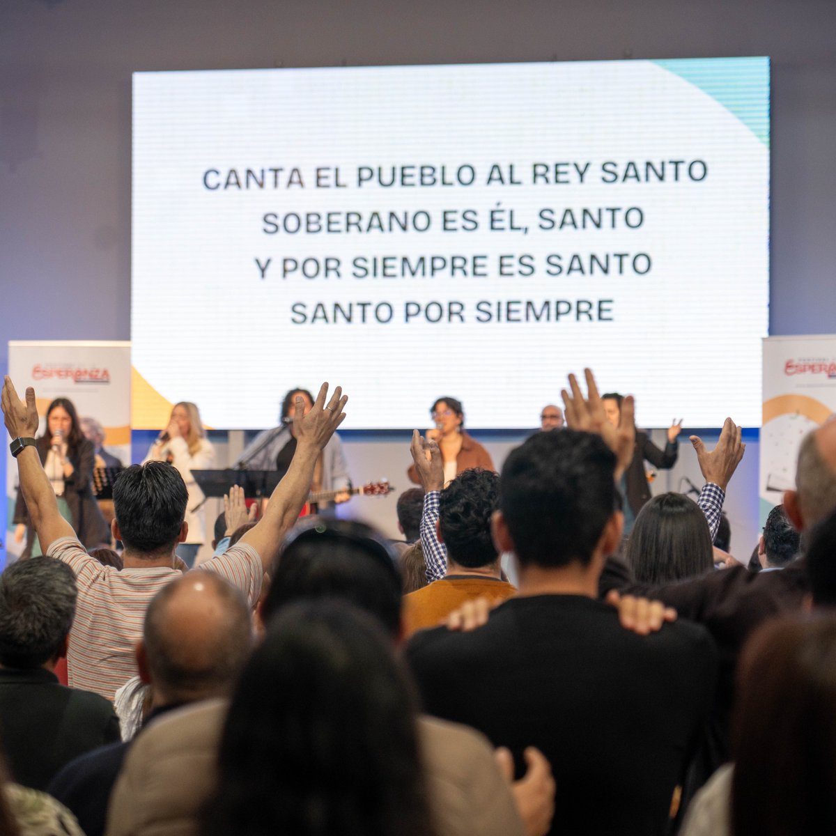 soyicono's tweet photo. El sábado pasado, nuestro equipo de alabanza tuvo el honor de servir en el evento inaugural de preparación para el Festival De La Esperanza que vendrá a Madrid en 2026. 
Con más de 900 pastores y líderes cristianos, fue un momento muy especial. 

Foto cred: BGEA https://t.co/CtjWsm4zE5