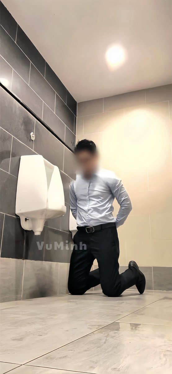 Vutuanminh89's tweet photo. Boss yêu cầu quỳ trong wc r gửi boss 
Hiz,sợ có ng thấy lắm lun ấy #vutuanminh89 https://t.co/JipROcmBde