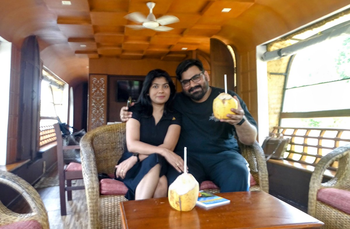 Tourists on Houseboat cruise (Kerala, India) : instagram.com/kencegeorgey/