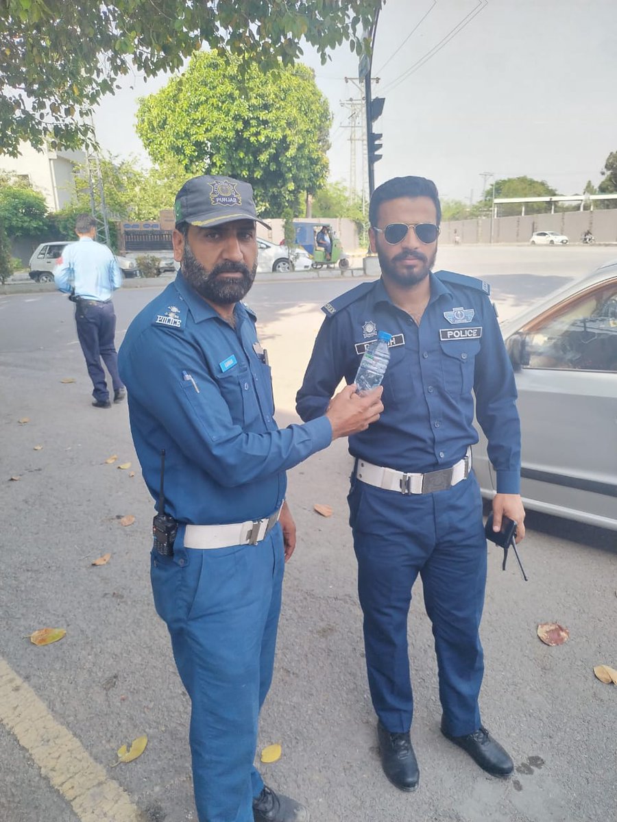 ctprwp's tweet image. خدمت کرنے والوں کی خدمت 

سی ٹی او راولپنڈی کی ہدایت کیمطابق ٹریفک سٹاف کو ان کے پوائنٹس پر تازہ اور ٹھنڈا پانی فراہم کیا جا رہا ہے، تاکہ وہ گرمی کے موسم میں اپنی ڈیوٹی مؤثر انداز میں سرانجام دے سکیں۔

#DutyCare #TrafficWelfare #SummerSupport