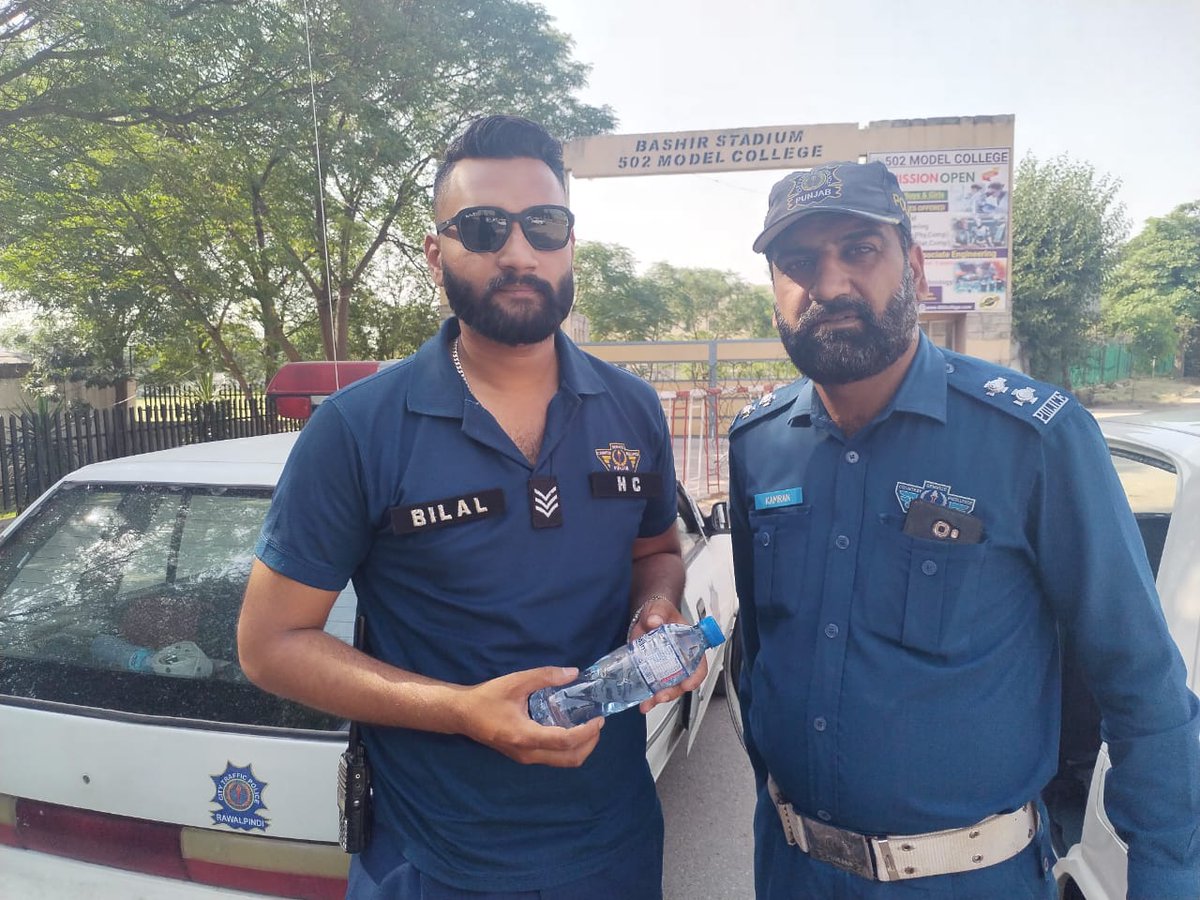 ctprwp's tweet image. خدمت کرنے والوں کی خدمت 

سی ٹی او راولپنڈی کی ہدایت کیمطابق ٹریفک سٹاف کو ان کے پوائنٹس پر تازہ اور ٹھنڈا پانی فراہم کیا جا رہا ہے، تاکہ وہ گرمی کے موسم میں اپنی ڈیوٹی مؤثر انداز میں سرانجام دے سکیں۔

#DutyCare #TrafficWelfare #SummerSupport