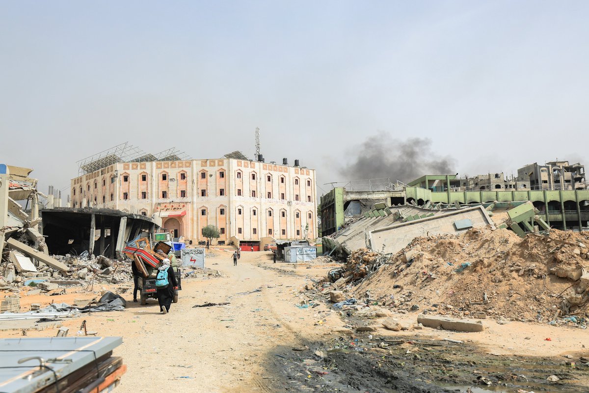 Hospitals in North #Gaza are at serious risk of shutting down completely.

Intense hostilities and military presence have continued near the Indonesian Hospital since 18 May. 
The hospital is barely functioning, with hardly any access in or out. Roads have reportedly been