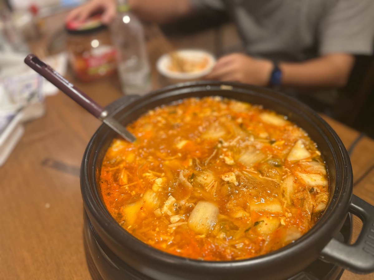 BuckmoonInc's tweet photo. 先月のバーベキューで余ったキムチ（なんと1kg！）を活用して、業務後にメンバーが「キムチ鍋」を作ってくれました。
本格レシピで仕上げたチゲ鍋は、まるで本場の味。もう夏の沖縄ではありますが、心も身体もさらに温まりました。 https://t.co/zppCwV59Ke