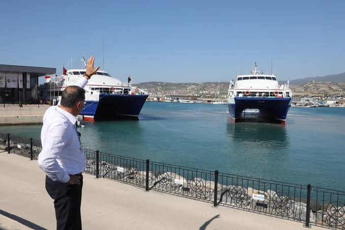 19 Mayıs 2022’de, Gazi Mustafa Kemal Atatürk’ün gençliğe armağan ettiği bu anlamlı günde, Hatay'ımızdan Girne’ye ilk HADO seferini gerçekleştirmiştik.

Türkiye’nin ilk hızlı deniz otobüslerini halkımızla buluşturmanın gururunu yaşıdık. HADO sadece bir ulaşım projesi değil,