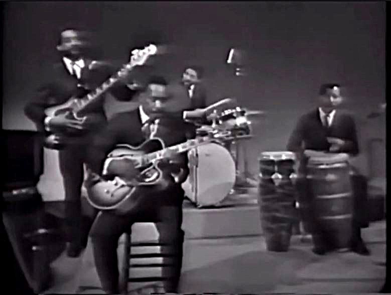 MONK MONTGOMERY, contrabajista. 10-10-1921 / 20-05-1982.
Primer bajista de fama que utilizó el bajo Fender inventado en los 50. El genial guitarrista Wes Motgomery es sin duda el mas conocido de la familia, pero aquí tenemos a tres de los hermanos.
youtube.com/watch?v=QDtHxC…
#Jazz