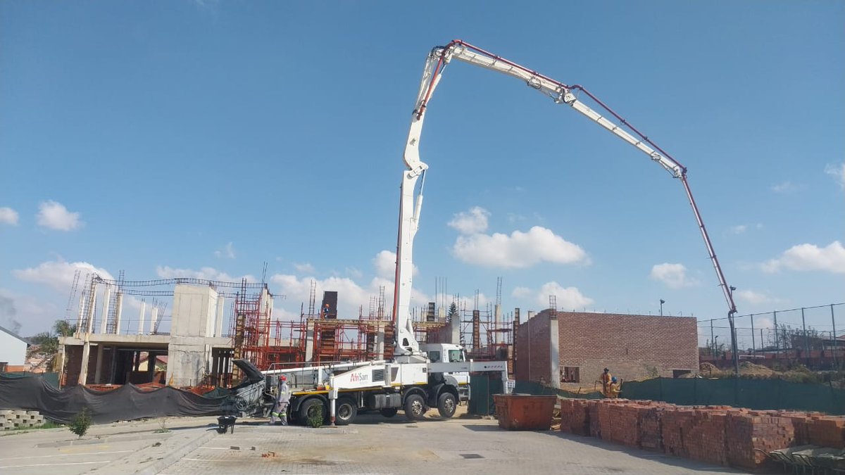 CityofJoburgZA's tweet image. Scaffolding up, vision rising in Kaalfontein!
The @JDA_joburg  is making strides on the new 806m² library &amp;amp; learning hub — bringing hope, books &amp;amp; opportunity to Kaalfontein, Ebony Park &amp;amp; Ivory Park.

 #ReimaginingJoburg #JoburgLibraries #KaalfonteinMultipurposeCentre  ^MR