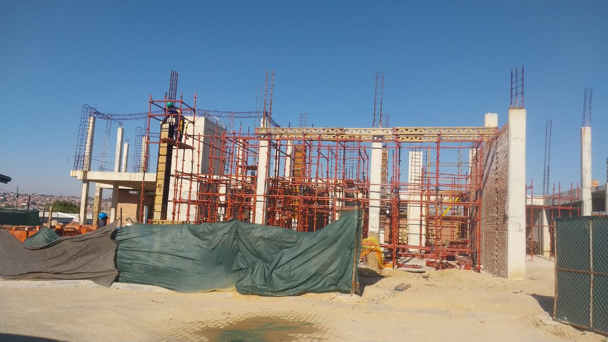 CityofJoburgZA's tweet image. Scaffolding up, vision rising in Kaalfontein!
The @JDA_joburg  is making strides on the new 806m² library &amp;amp; learning hub — bringing hope, books &amp;amp; opportunity to Kaalfontein, Ebony Park &amp;amp; Ivory Park.

 #ReimaginingJoburg #JoburgLibraries #KaalfonteinMultipurposeCentre  ^MR