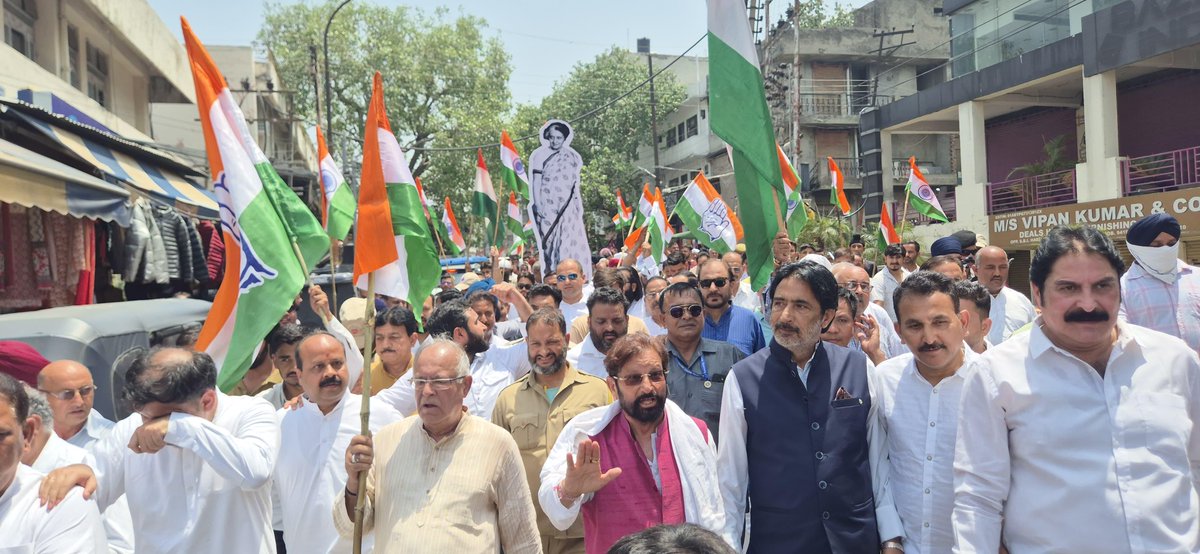 JKPCC President <a href="/TariqKarra/">Tariq Hameed Karra</a> ji today led the Jai Hind Yatra along with AICC Gen Secy <a href="/GAMIR_INC/">Ghulam Ahmad Mir</a> ji from Shaheedi Chowk to Indira Chowk in Jammu.

Working presidents, former ministers, ex-legislators, senior PCC leaders, DCC presidents, frontal heads and hundreds of workers