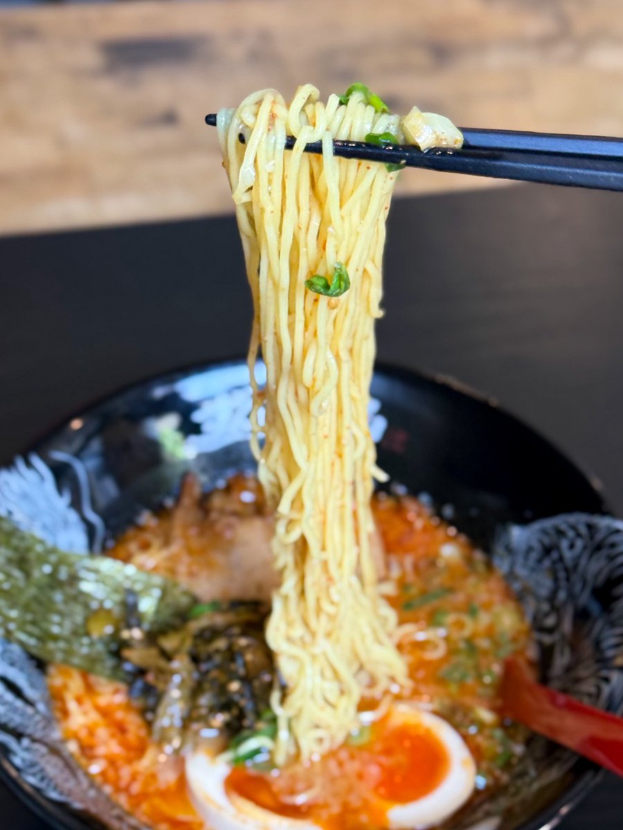 痺れる辛さと濃厚な豚骨スープが合わさった「味玉HOTらーめん